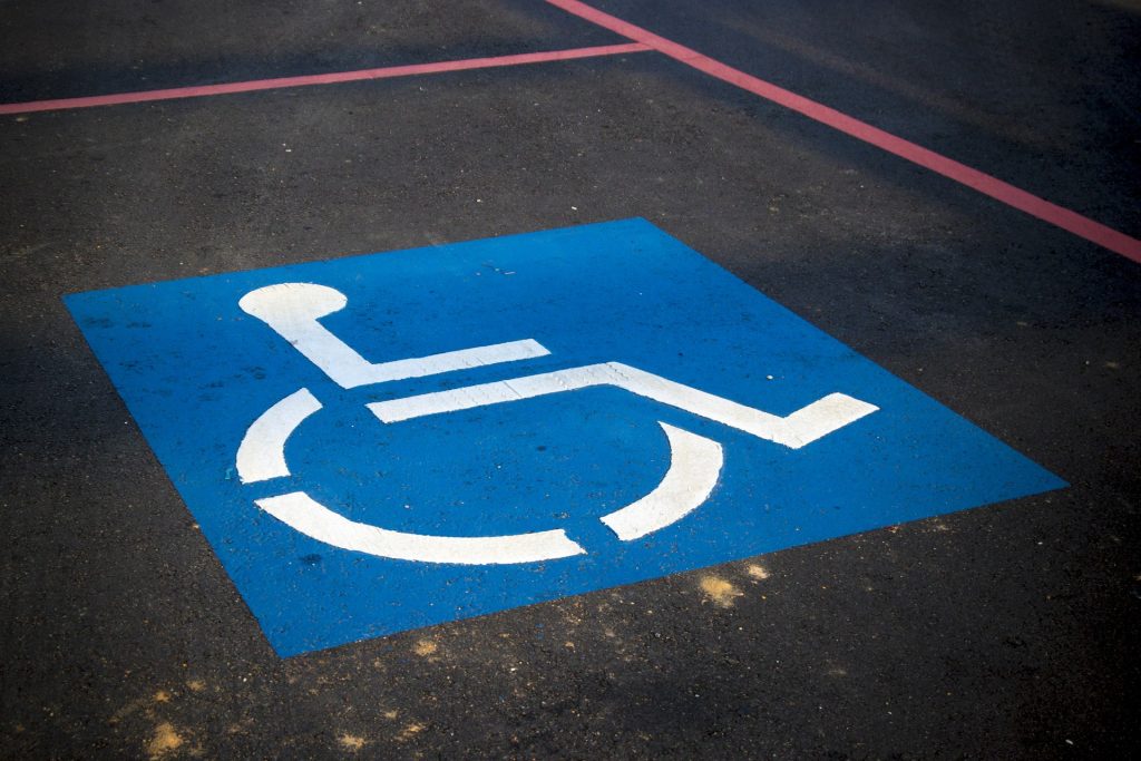imagen de una plaza de parking con el símbolo de minusválidos pintado en el suelo