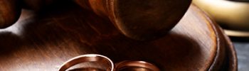 imagen de un mallete junto a dos anillos de boda