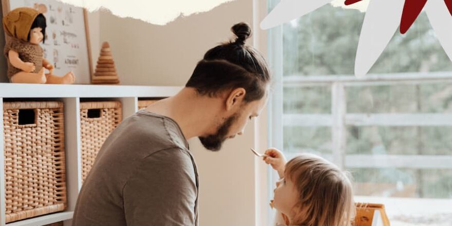 imagen donde se ve una niña dando de comer a su padre con una cucharilla mientras el texto de la imagen dice ¿puedo pedir ampliación del regimen de visitas si mi hijo puede comer conmigo y no con su madre?