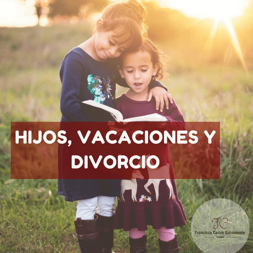 fotografia de dos niñas en la que la niña grande abraza a la pequeña, ambas sujetan un libro con el rotulo hijos, vacaciones y divorcio