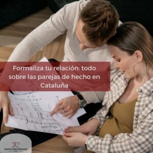 Imagen en la que se ve una pareja mirando un plano de vivienda en las manos. La imagen está acompañada de un rótulo que dice formaliza tu relación todo sobre las parejas de hecho en cataluña