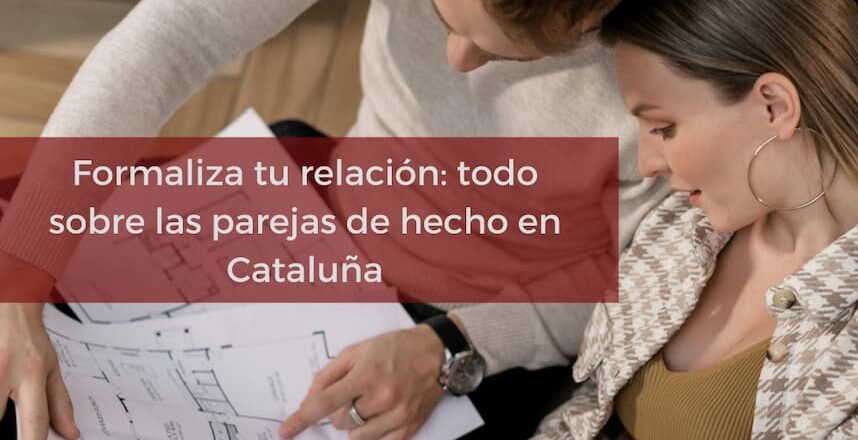 Imagen en la que se ve una pareja mirando un plano de vivienda en las manos. La imagen está acompañada de un rótulo que dice formaliza tu relación todo sobre las parejas de hecho en cataluña