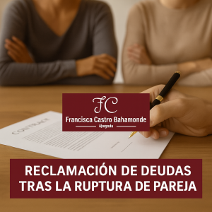 Mano firmando un contrato frente a una pareja, simbolizando la reclamación de deudas tras la ruptura de una pareja estable.