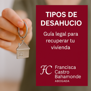 Mano sosteniendo una llave con llavero de casa junto a recuadro granate con el texto “Tipos de Desahucio – Guía legal para recuperar tu vivienda”, logo de Francisca Castro Bahamonde Abogada.