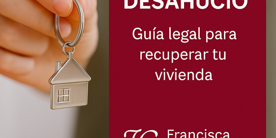 Mano sosteniendo una llave con llavero de casa junto a recuadro granate con el texto “Tipos de Desahucio – Guía legal para recuperar tu vivienda”, logo de Francisca Castro Bahamonde Abogada.