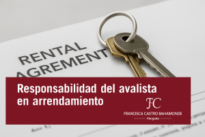Mano sosteniendo un llavero en forma de casa con un recuadro granate que contiene el texto “Responsabilidad del Avalista en el Alquiler” y el logotipo de Francisca Castro Bahamonde Abogada.