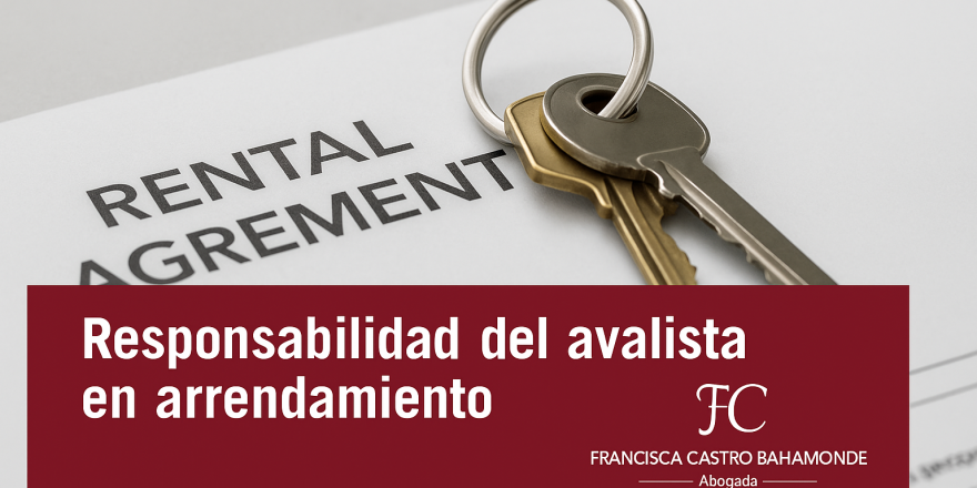 Mano sosteniendo un llavero en forma de casa con un recuadro granate que contiene el texto “Responsabilidad del Avalista en el Alquiler” y el logotipo de Francisca Castro Bahamonde Abogada.