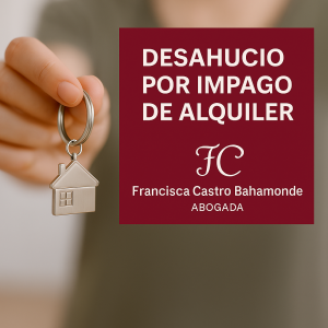 Mano sosteniendo una llave con llavero en forma de casa junto a recuadro granate con el texto “Desahucio por impago de alquiler” y el logotipo de Francisca Castro Bahamonde Abogada.