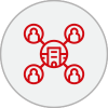 Icono redondo formado por la silueta de una ciudad en rojo conectada con cuatro siluetas de personas